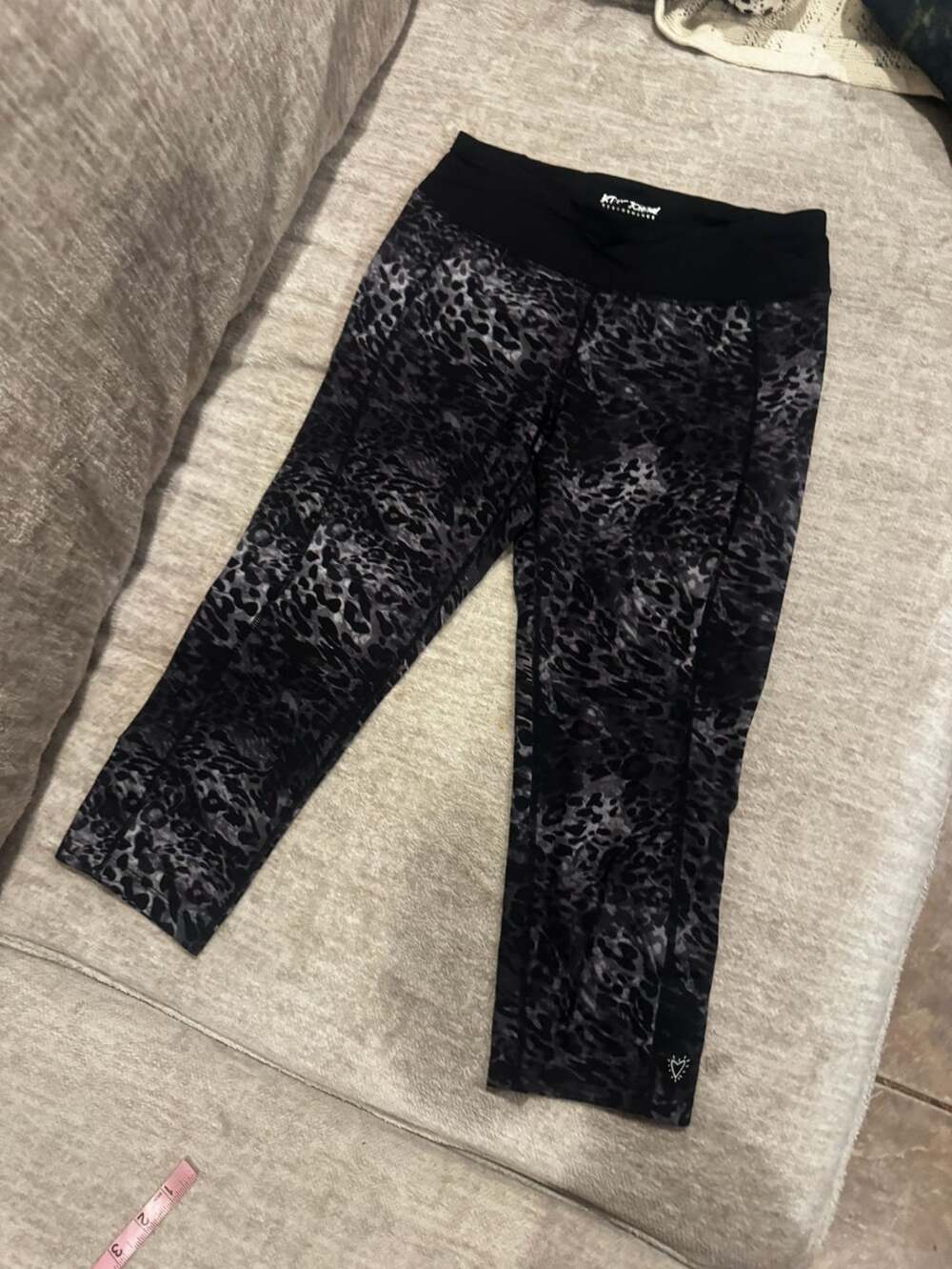 Betsey Johnson Performance Animal Print Capri Leggings Size M